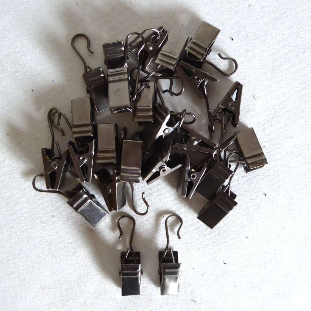 IKEA BRAND RIKTIG 25 QTY ANTIQUED SILVER WIRE CURTAIN HOOK CLAMP CLIP LOT